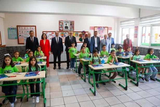 Uşak'ta 64 bin 344 öğrenci karne heyecanı yaşadı