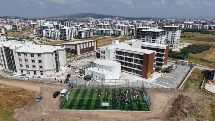 Devlet Bahçeli Fen Lisesi’ne belediyeden halı saha
