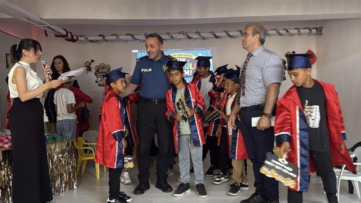 Tekirdağ Emniyet Müdürü Turanlı, öğrencilerin karne heyecanına ortak oldu