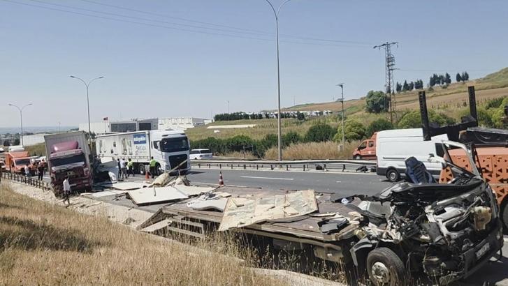 Büyükçekmece'de 4 aracın karıştığı zincirleme kaza / Havadan görüntüyle