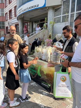 Osmaniye’de karne töreninde öğrencilere fidan dağıtıldı