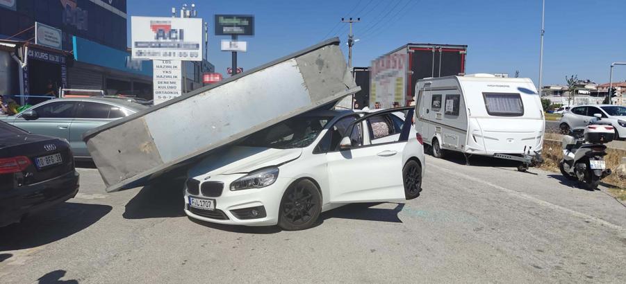 Üzerine reklam totemi devrilen otomobilin sürücüsü yara almadan kurtuldu