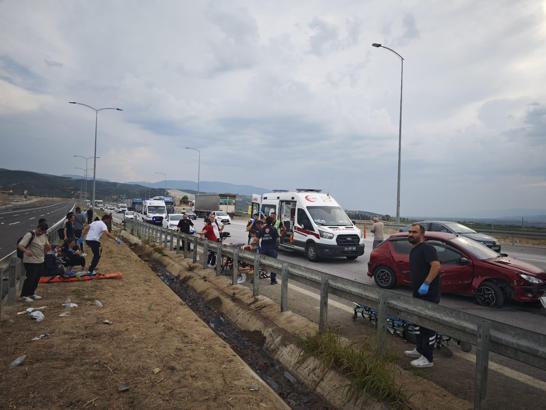 Lastiği patlayan otomobil, yolcu otobüsüne çarptı: 9 yaralı