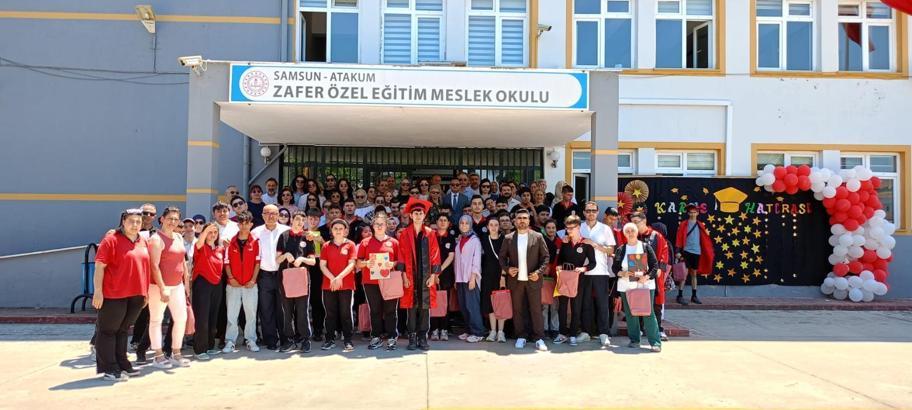 Atakum Zafer Özel Eğitim Meslek Okulu'nda karne sevinci ve vefa günü