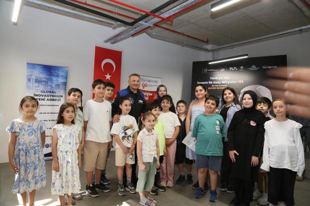 Türkiye'nin ilk astronotu Alper Gezeravcı Medeniyet Teknopark'ta gençlerle buluştu
