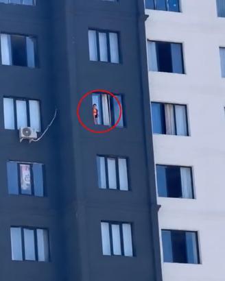 12'nci kattaki pencereye çıkan çocuk kamerada