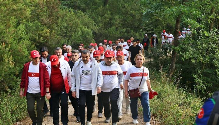 Bakan Tekin Sakarya’da öğretmenlerle ormanda yürüyüşe katıldı