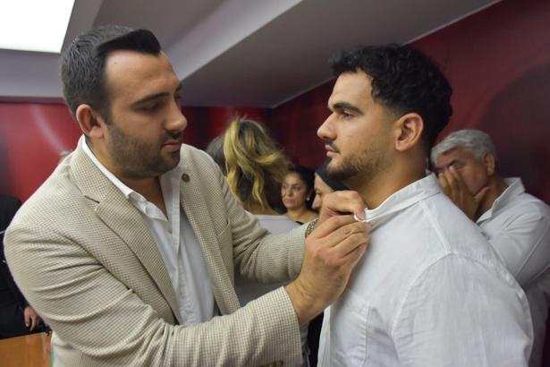 İzmir’de AK Parti’ye katılan yeni üyelere rozet takıldı
