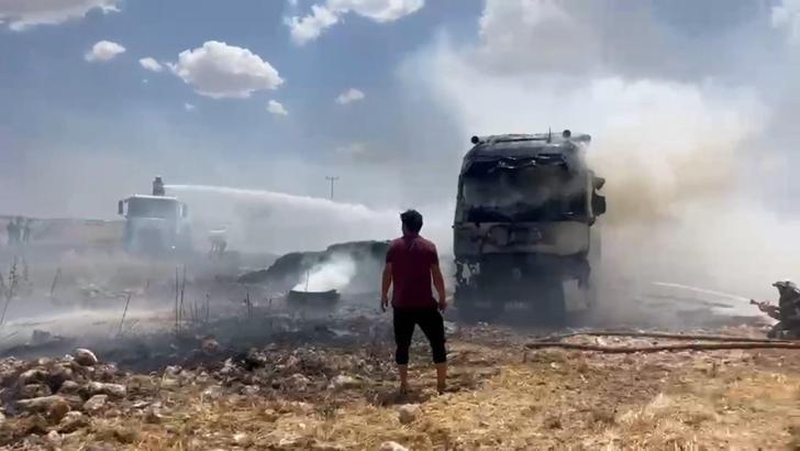 Şanlıurfa’da saman yüklü TIR yandı