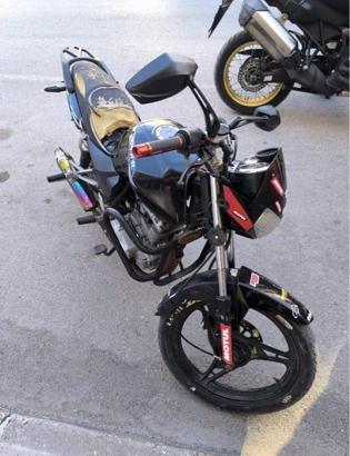 Abart egzozlu ve plakasız motosikletin ehliyetsiz sürücüne 105 bin lira ceza