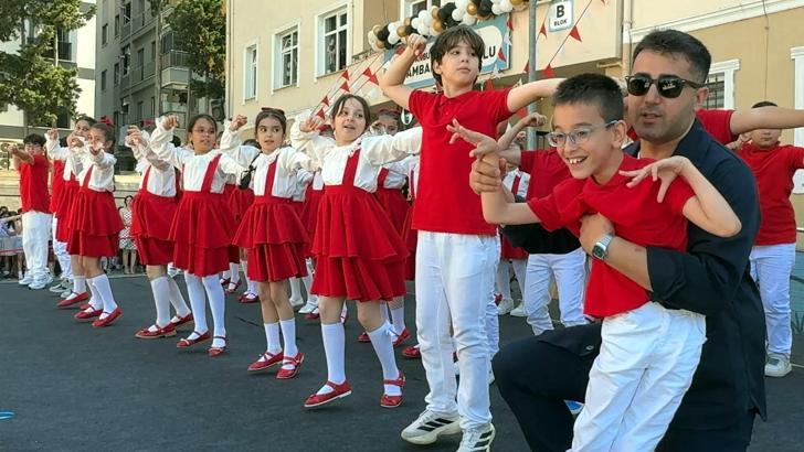 Avcılar’da karne töreninde serebral palsili öğrenci öğretmeninin desteğiyle dans eden arkadaşlarına eşlik etti