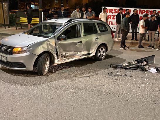 Suşehri'nde 3 aracın karıştığı zincirleme kazada 5 kişi yaralandı