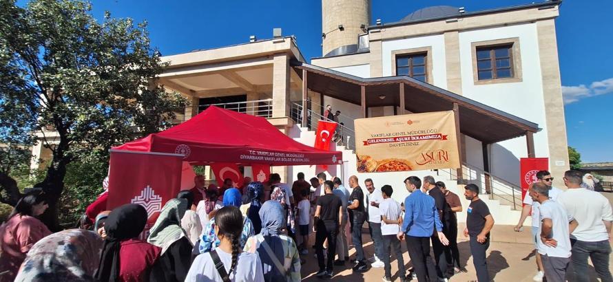 Diyarbakır Vakıflar Bölge Müdürlüğü'nden, 4 ilde 16 bin 300 kişiye aşure ikramı