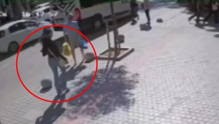 Taksinin çarptığı avukat ağır yaralandı; kaza kamerada
