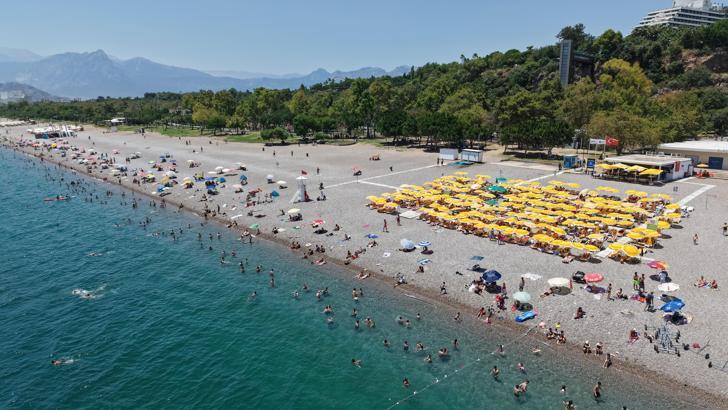 Antalya'nın bunaltıcı havasına mavi sularda serinlik aradılar