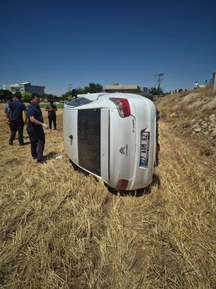 Mardin’de otomobil şarampole devrildi: 2 yaralı