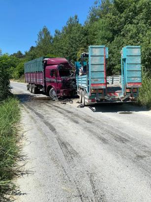 Manisa’da iki kamyonun çarpıştığı kazada sürücüler öldü, 1 yaralı
