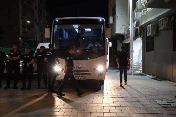 Seferihisar Belediye Başkanı Yetişkin'in de aralarında bulunduğu 20 şüpheli adliyeye sevk edildi