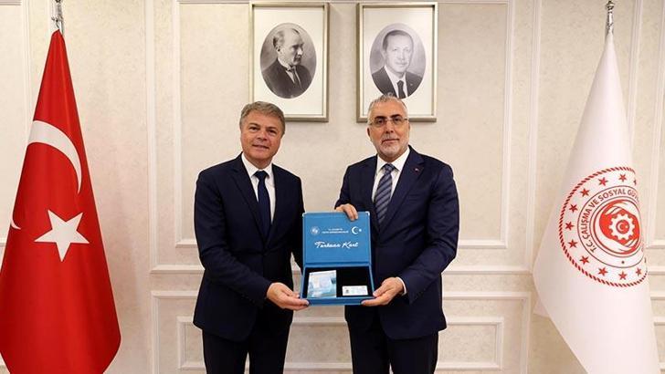 Bakan Işıkhan, Renault Group Türkiye CEO'su Jaillet'e Turkuaz Kart'ı teslim etti