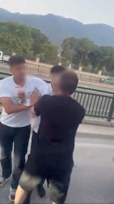Bursa'da minibüs şoförlerinin yol verme kavgası kamerada