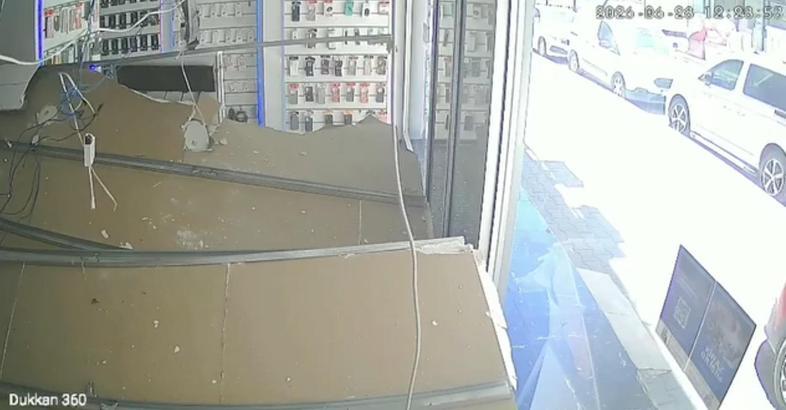 İş yerinin asma tavanının çöktüğü anlar kamerada