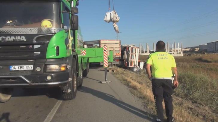 Silivri D-100 Karayolu'nda devrilen kamyonun şoförü yaralandı