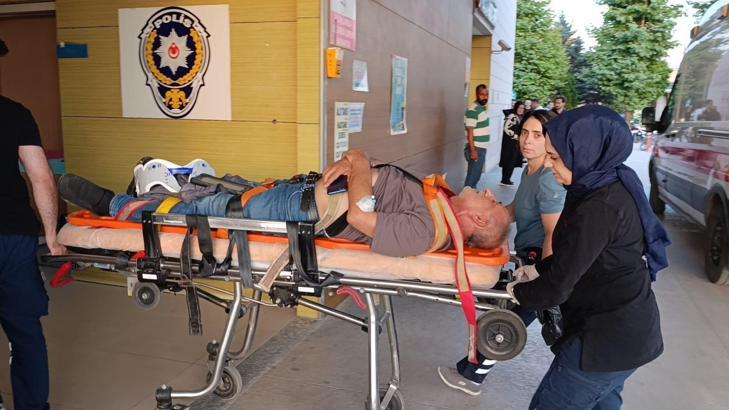 Park halindeki kamyona çarpan servis minibüsünün şoförü ağır yaralandı