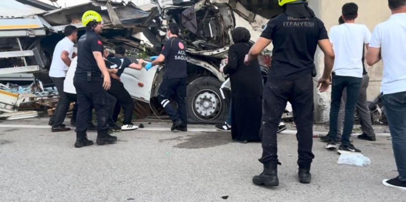 Köprü ayağına çarpan TIR'ın şoförü öldü