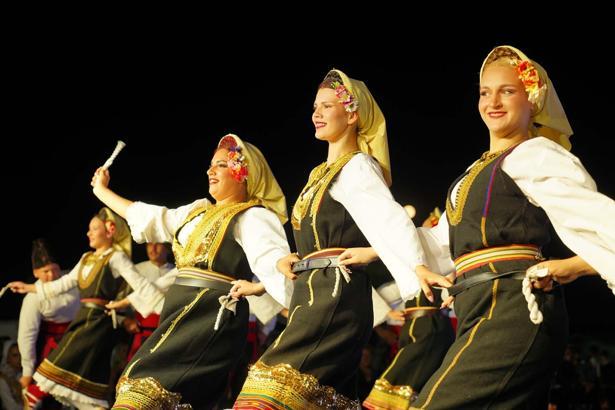 Ayvalık'ta kültürleri buluşturan uluslararası halk oyunları festivali