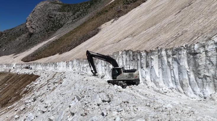 Mereto Dağı'nda karla mücadele dronla görüntülendi