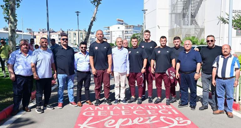 Kepez'in pehlivanları dualarla Tarihi Kırkpınar'a uğurlandı