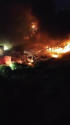 Depo olarak kullanılan sera yandı