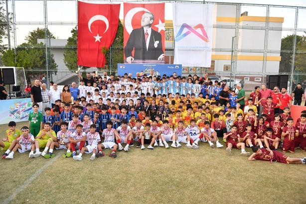 Miniklerin futbol şenliğinde kupalar sahiplerini buldu