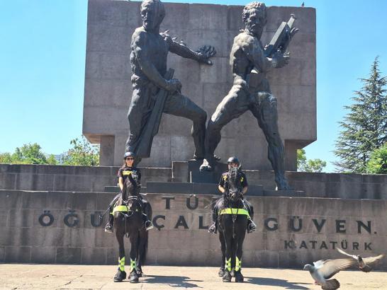 NATO Zirvesi öncesi Ankara'da atlı polislerden devriye
