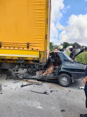 Otomobil, park halindeki TIR'a çarptı; sürücü ile eşi öldü