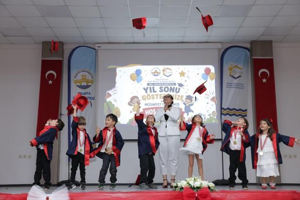 Trakya Üniversitesi uygulama anaokulu öğrencileri kep atarak mezun oldu