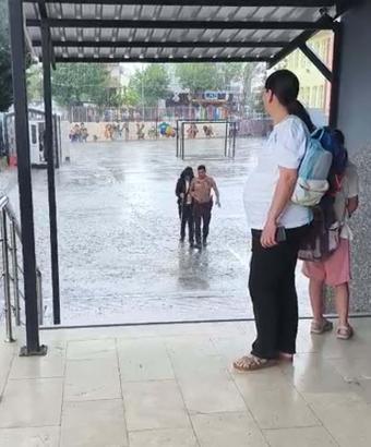 Görme engelli öğretmene yardım eden bekçi 'teşekkür belgesi' ile ödüllendirildi