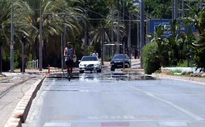Antalya’da hava sıcaklığı 38 derece oldu, sahillerde yoğunluk yaşandı / Ek fotoğraflar