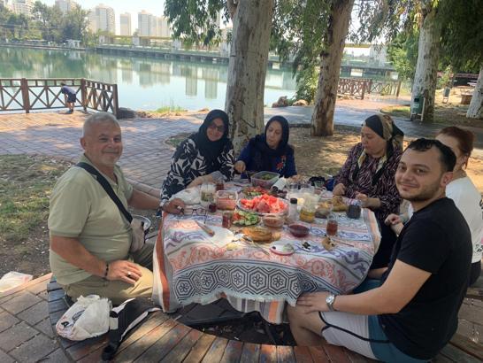 Adana’da 35 derece sıcaklıkta nehir kenarında piknik yaptılar