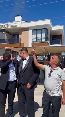 Muhtar, düğünde havaya ateş açmak isterken davetliyi yaraladı