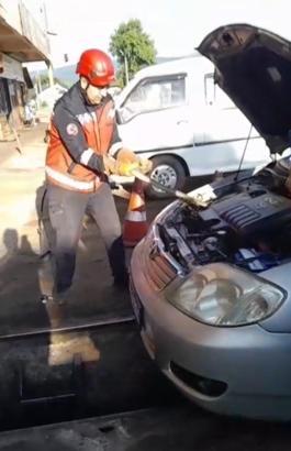 Otomobilin motor bölümüne giren yılanı itfaiye çıkardı