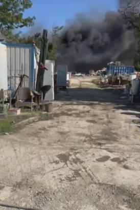 Silivri'de otluk alanda çıkan yangın iş yerine sıçradı