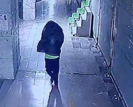 Çöp poşeti ile yüzünü saklayıp, çay ocağını yaktı; o anlar kamerada