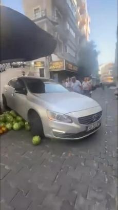 Tartıştığı pazar esnafının sergideki karpuzlarını otomobiliyle ezdi