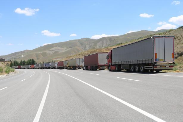 Türkiye-İran sınırında 12 kilometrelik TIR kuyruğu