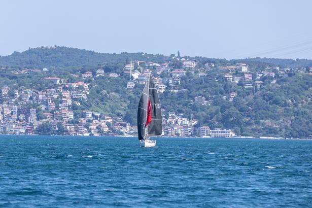 Denizcilik ve Kabotaj Bayramını yelkeniyle boğazdan geçerek kutladı