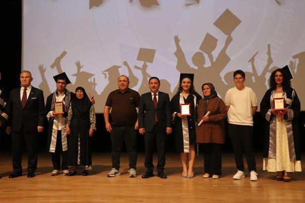 ERÜ İletişim Fakültesi 20'nci dönem mezunlarını verdi