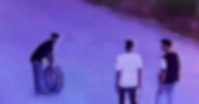 Araçlarının lastiği patlayınca park halindeki otomobilin yedek lastiğini çaldılar