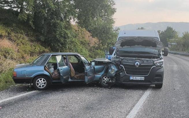Minibüs ile otomobilin çarpıştığı kazada 2 kişi yaralandı