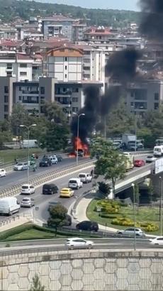 Kartal’da seyir halindeki otomobil alev alev yandı